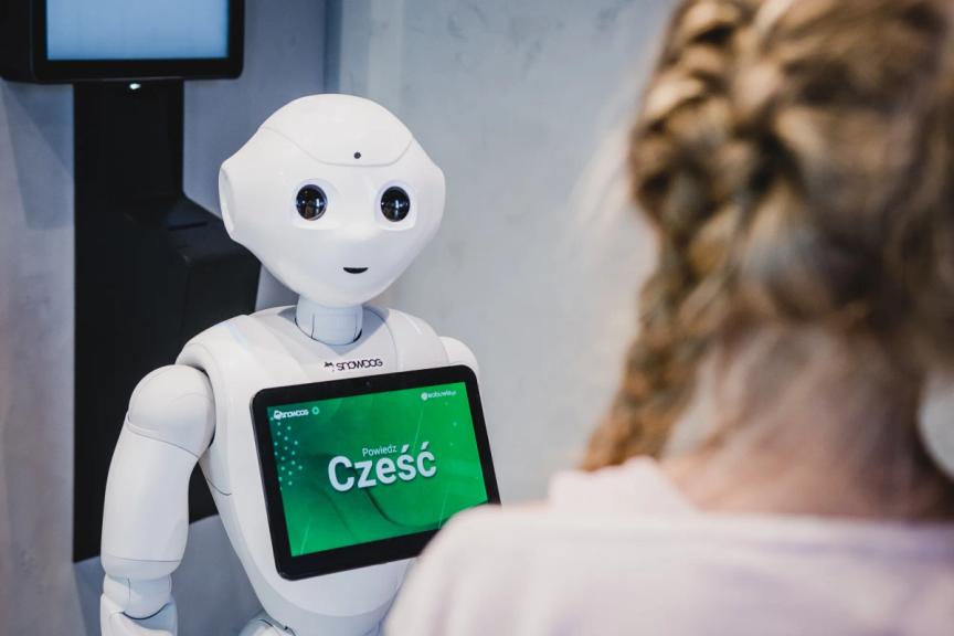 Pepper the robot with a tablet in one of the eObuwie stores