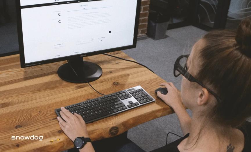 Girl sitting in front of the computer in eyetracking glasses