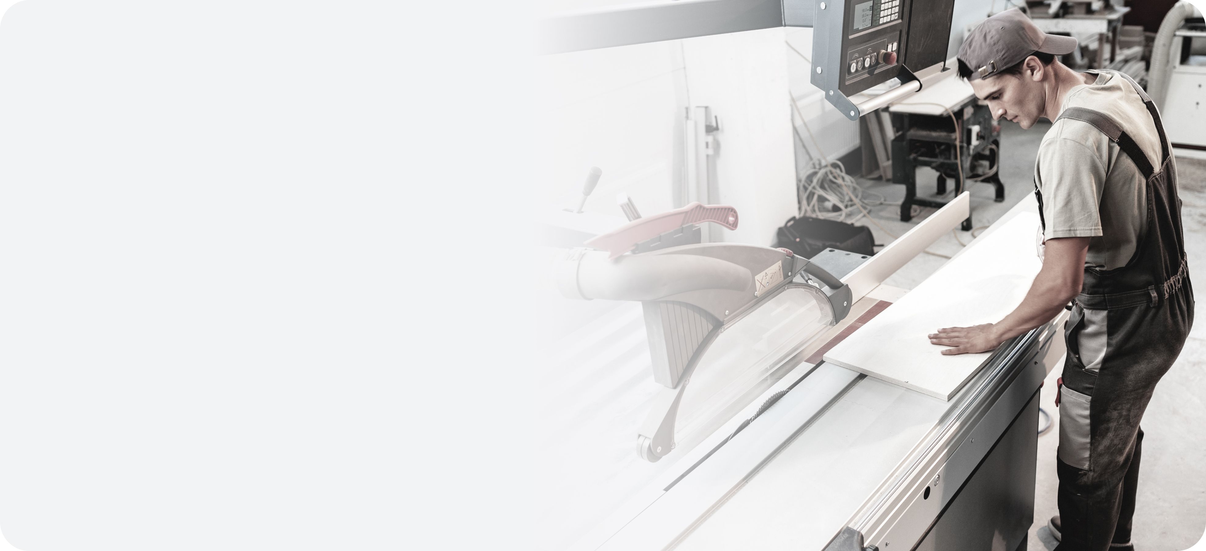 Работник произвежда мебели