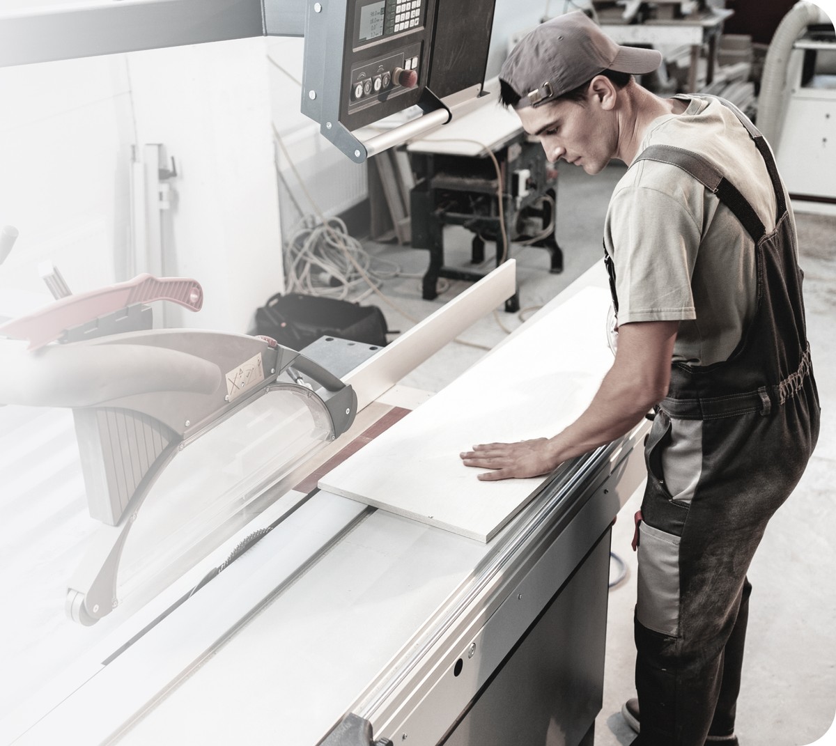 Pracovník pri výrobe nábytku