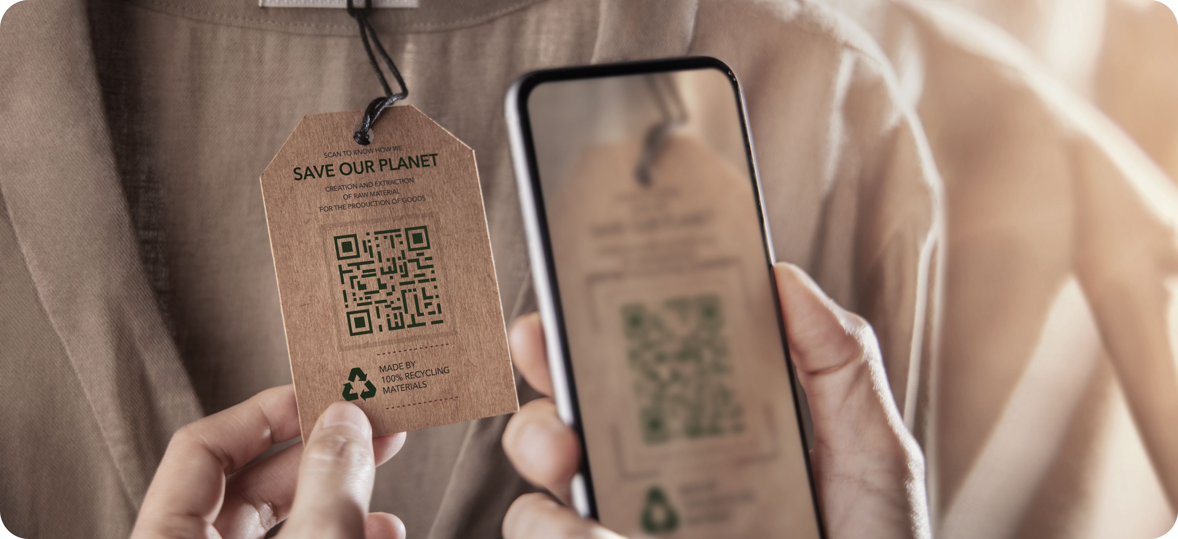 Мъж снима дреха със смартфон – цифров продуктов паспорт (DPP) за текстил в България