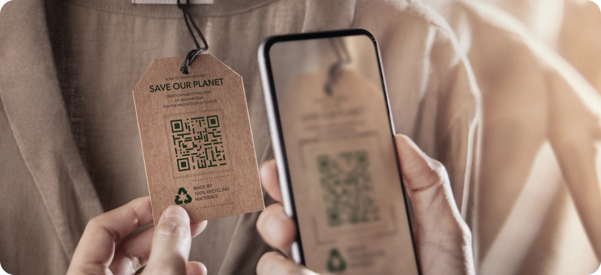 Мъж снима дреха със смартфон – цифров продуктов паспорт (DPP) за текстил в България