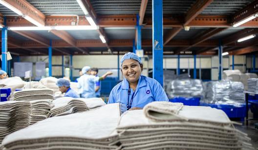 Колаж от производство на картонени опаковки и телефон с цифров продуктов паспорт на картонена опаковка.