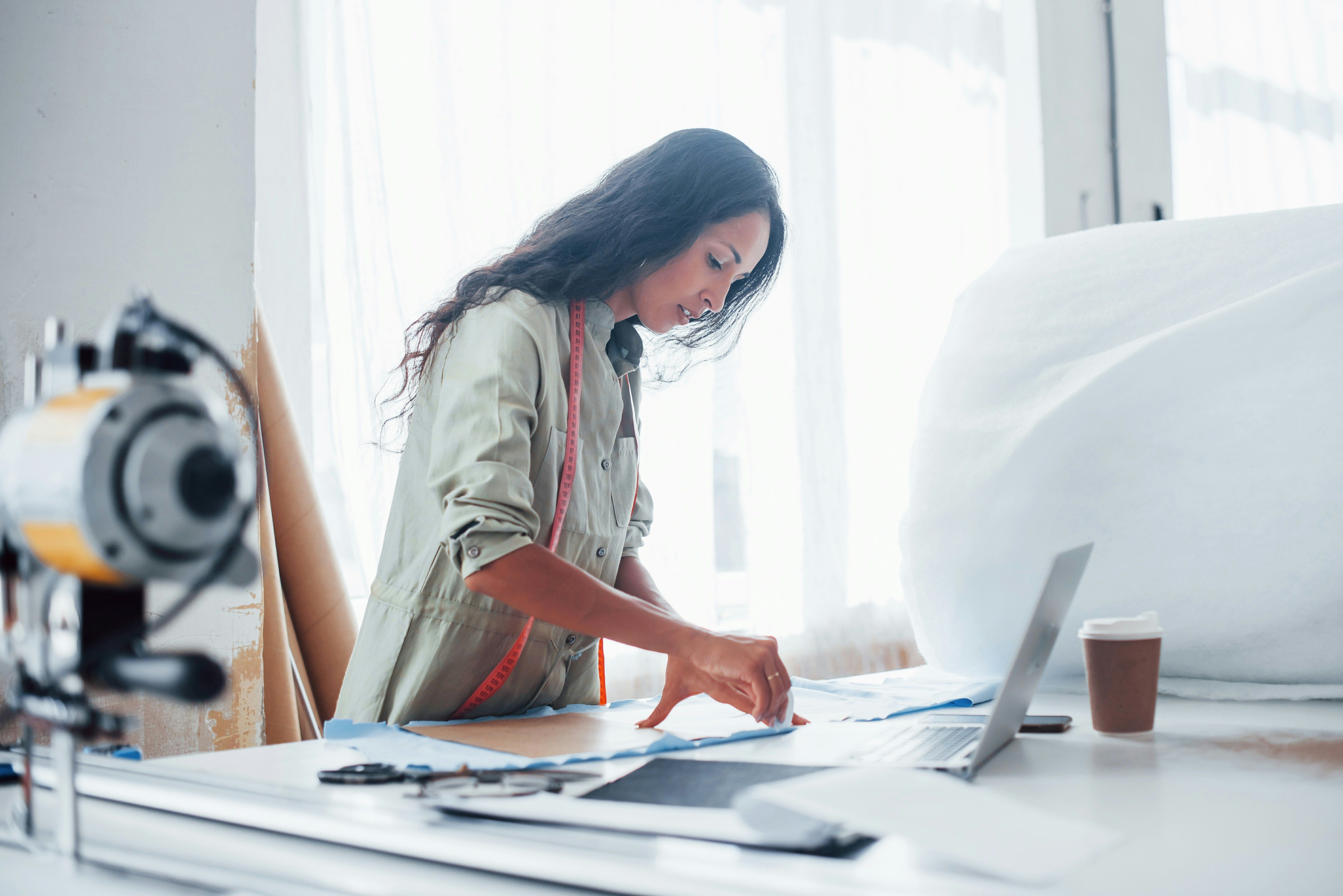 Двама мъже в производствен цех работят с индустриална машина.