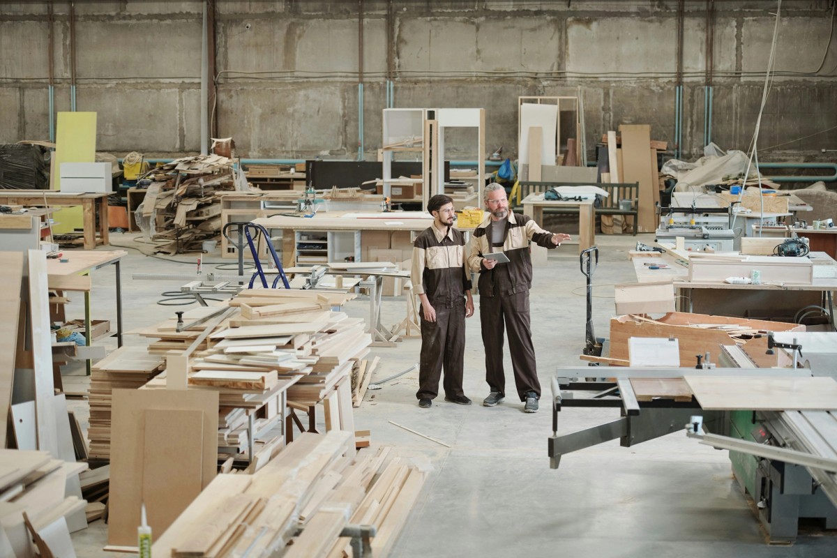 Работници произвеждат мебели