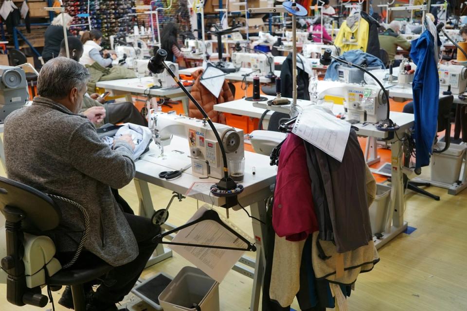 Ilustrație a sectorului de confecții și a cerințelor DPP privind trasabilitatea procesului de producție