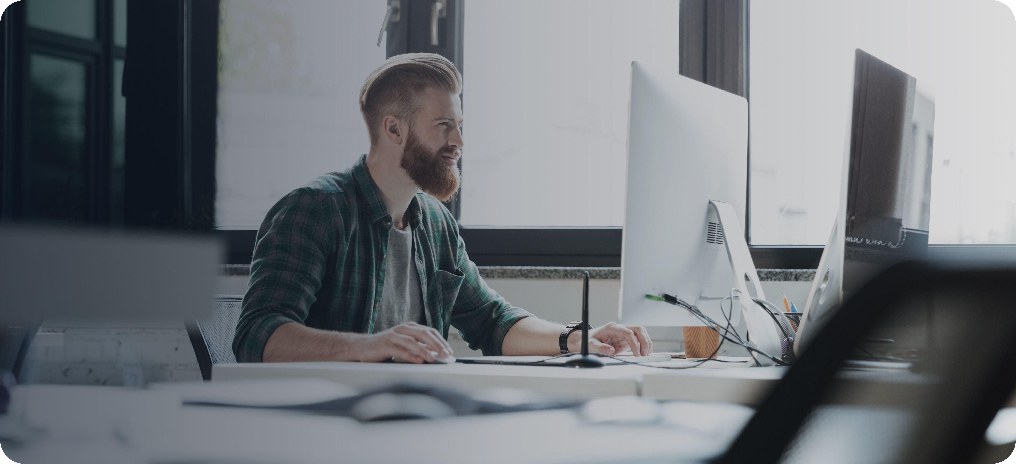 Екип от специалисти работи върху дигитални решения и дизайн на таблети – развитие на цифров продуктов паспорт (DPP) в България.