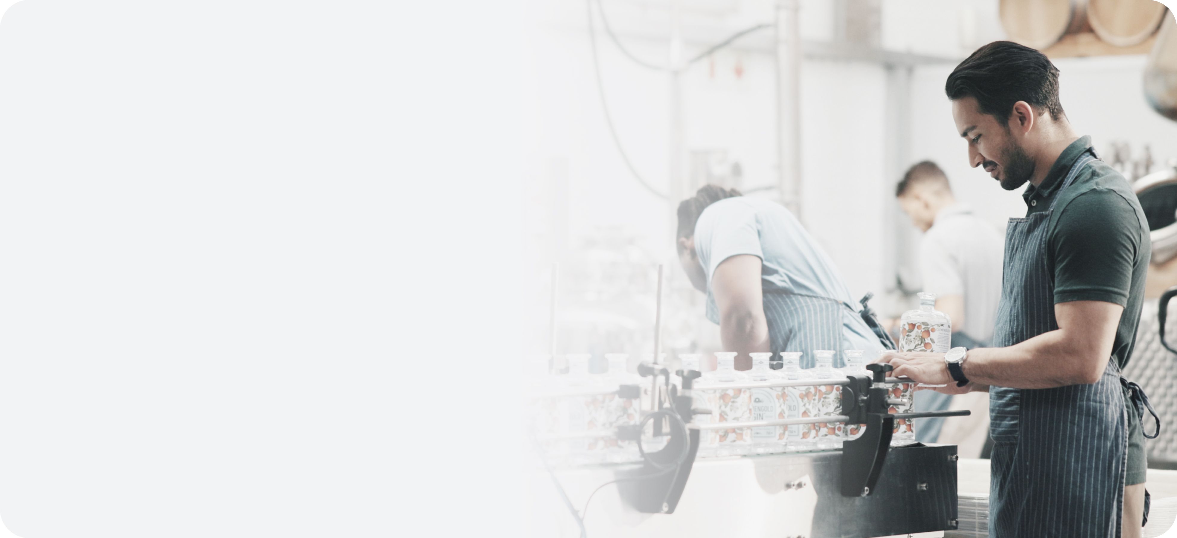 Работници в производствен цех инспектират продукти на поточна линия – демонстрация на въвеждане на Цифров продуктов паспорт за проследимост и качество.