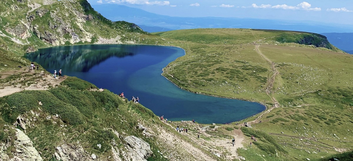 Близък план на кръгли очила с кондензирани капчици върху едното стъкло.