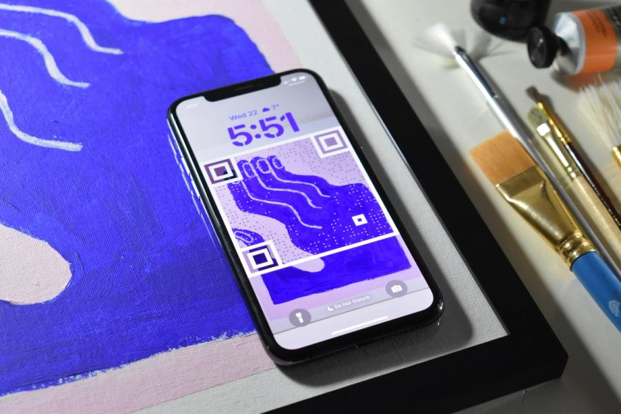 Pametni telefon s QR kodom položen na oslikano umjetničko djelo