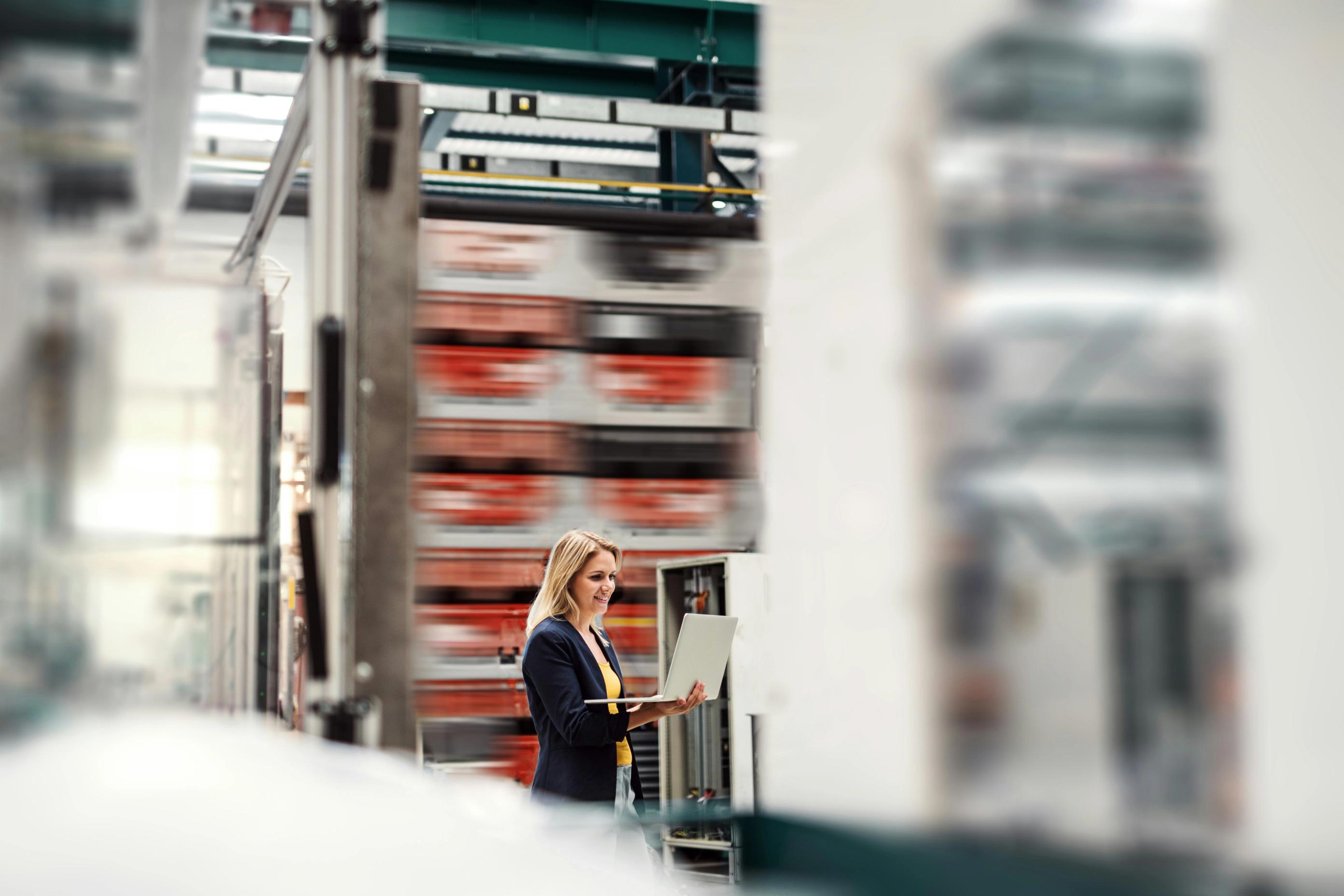 O scenă care demonstrează procesul de organizare a produsului din etapa de fabricație, subliniind modul în care DPP asigură trasabilitatea și păstrează istoricul de întreținere al produsului.