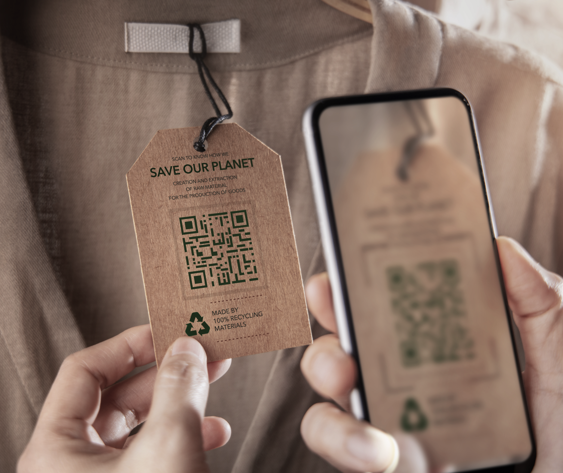 Жена държи телефон и карта с QR код за цифров продуктов паспорт.