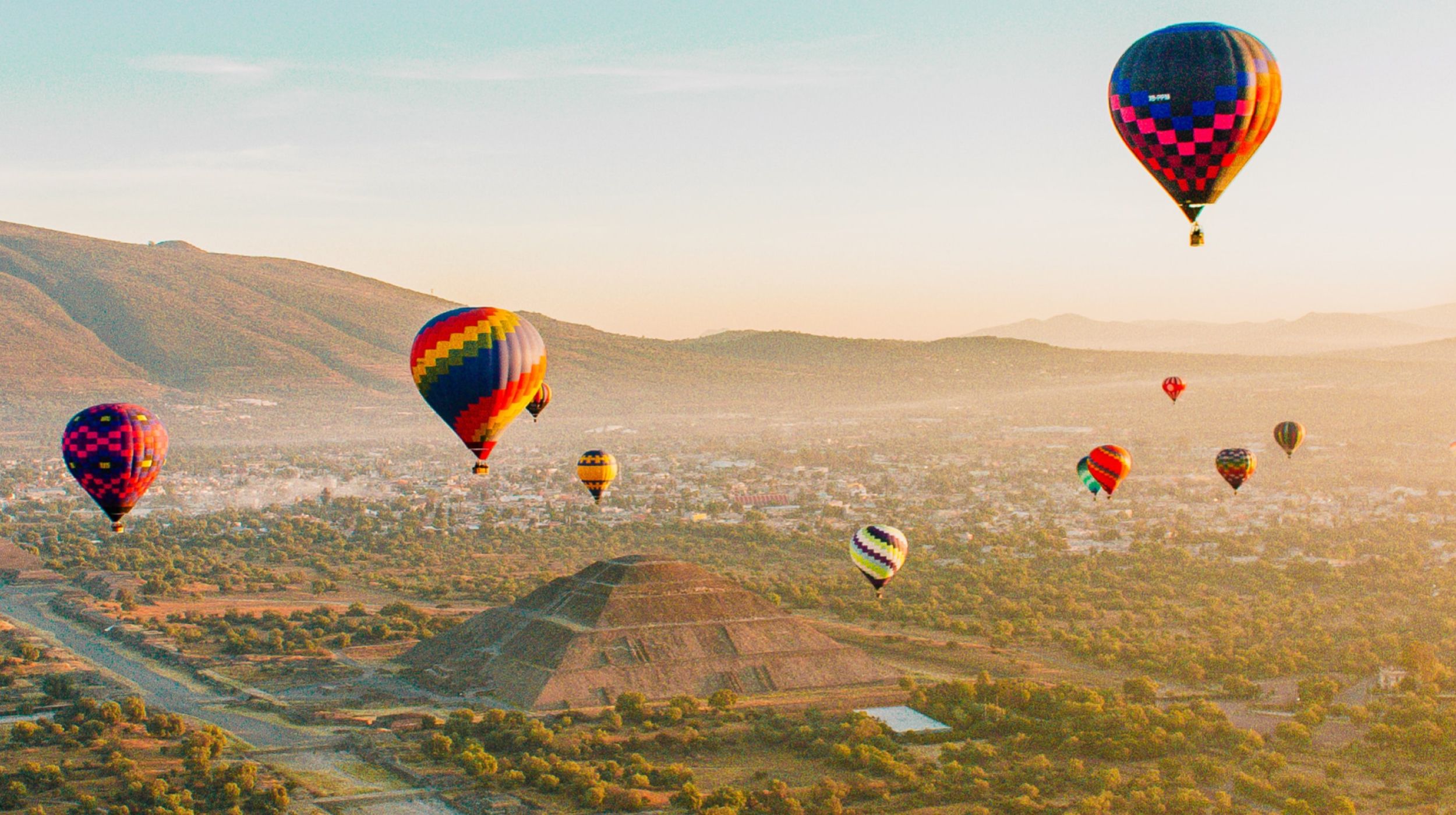 Hot air balloon's over Teotihuacan, México