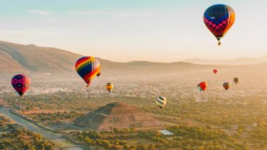 Hot air balloon's over Teotihuacan, México