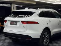 Jaguar F-Pace — foto 11 de 23