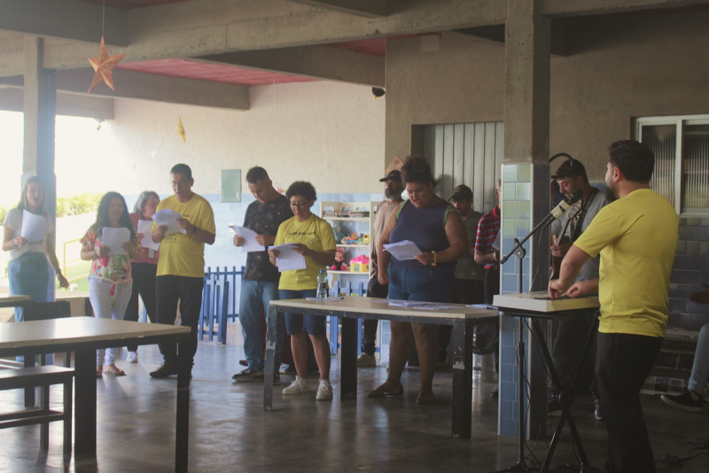Membros do coral se apresentando aos pacientes.