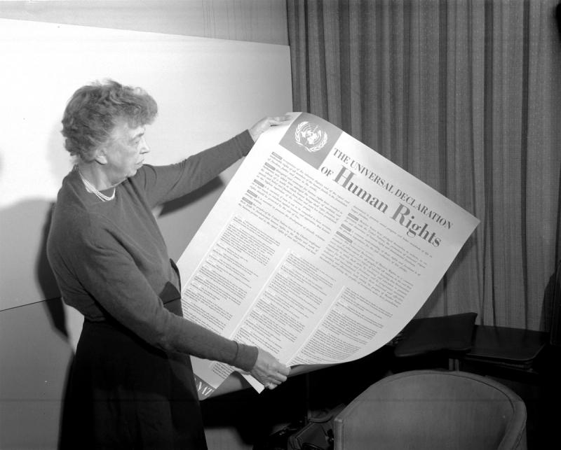 Eleanor Roosevelt, ex-primeira-dama dos Estados Unidos, segurando uma cópia em inglês da Declaração Universal dos Direitos Humanos (DUDH).
