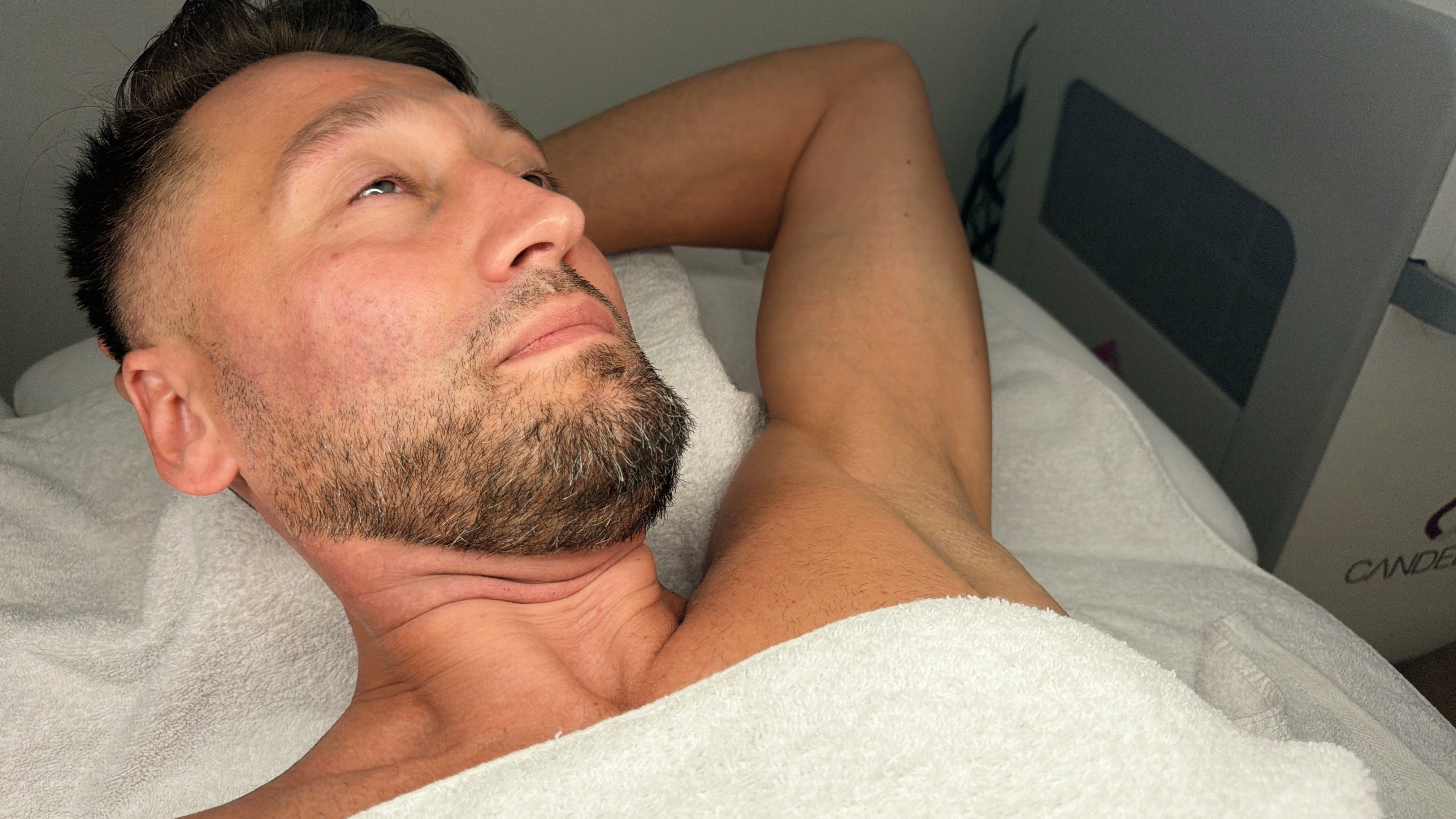 Vorbereitung der Laser-Haarentfernung an der Achsel mit dem Candela System bei MySilkSkin.