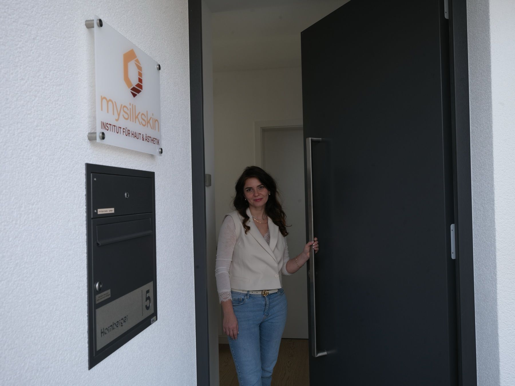 Eingang des MySilkSkin Studios in Rheda-Wiedenbrück mit Namensschild und Hausnummer