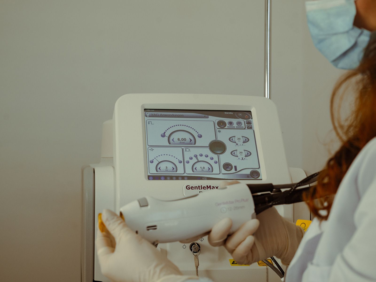 Candela GentleMAX PRO PLUS bei der Behandlung im MySilkSkin Studio Rheda-Wiedenbrück