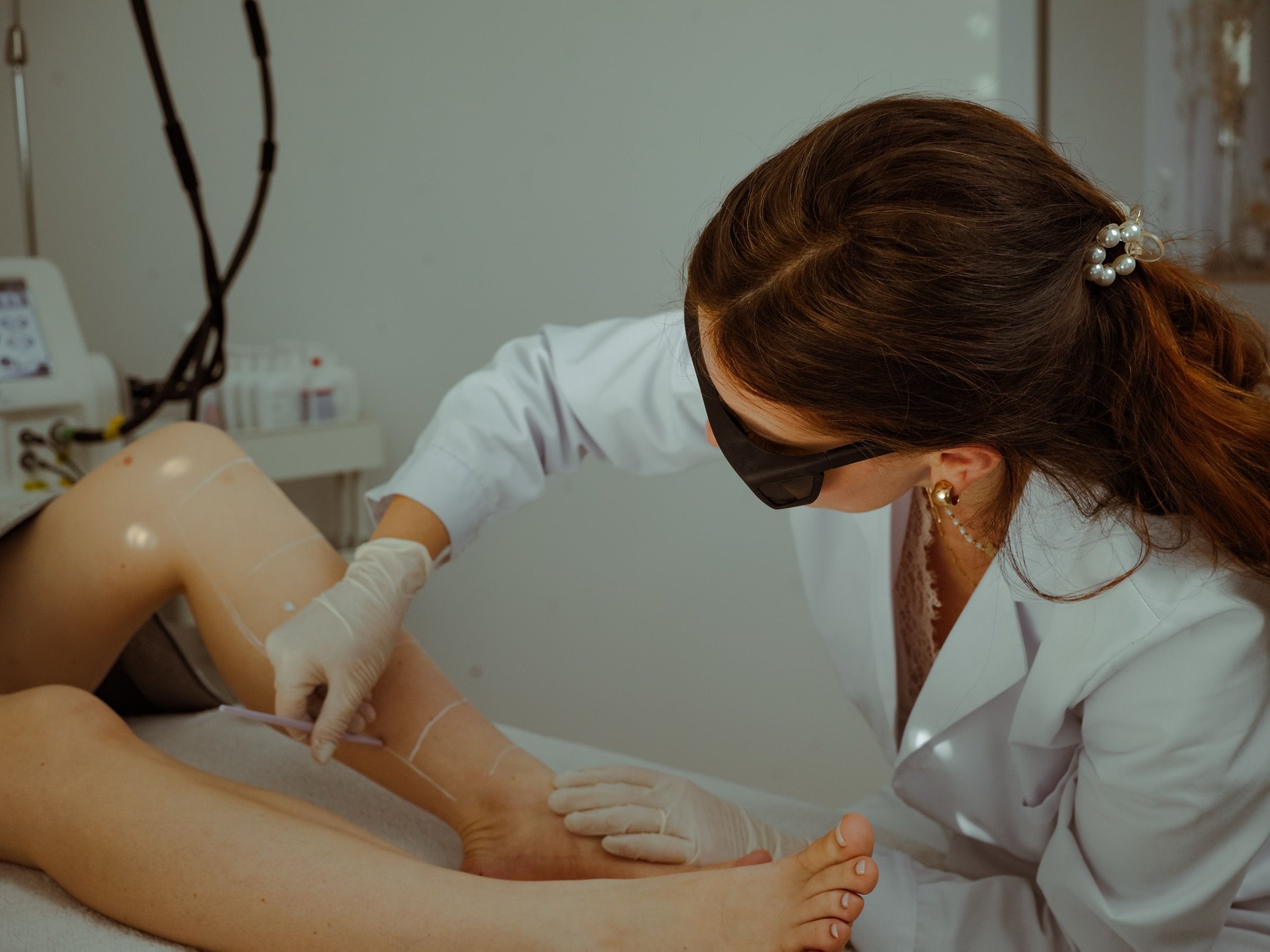 Präzise Vorbereitung der Laser-Haarentfernung am Bein durch eine Behandlerin von MySilkSkin.