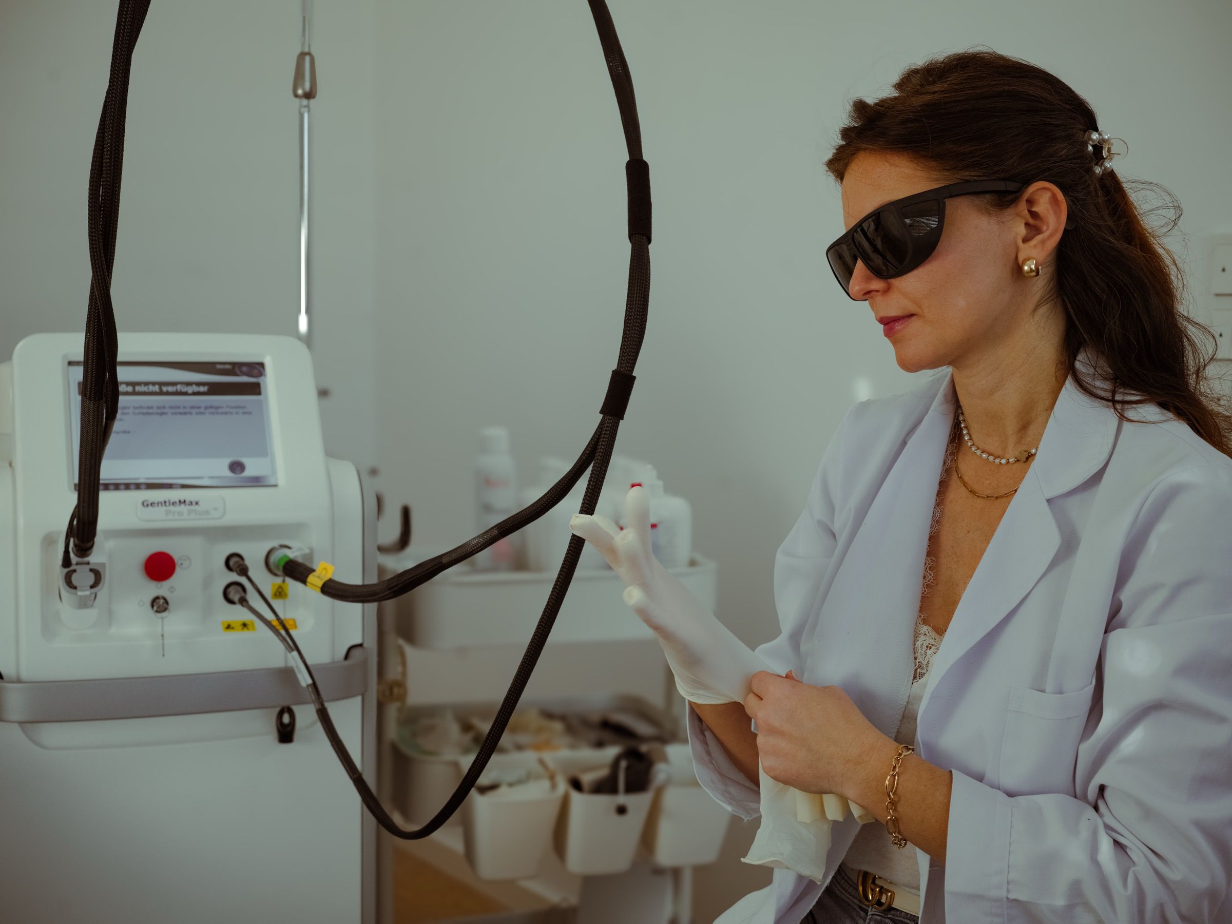 Vorbereitung der Laser-Haarentfernung mit dem Candela GentleMax PRO PLUS im Studio Rheda-Wiedenbrück.