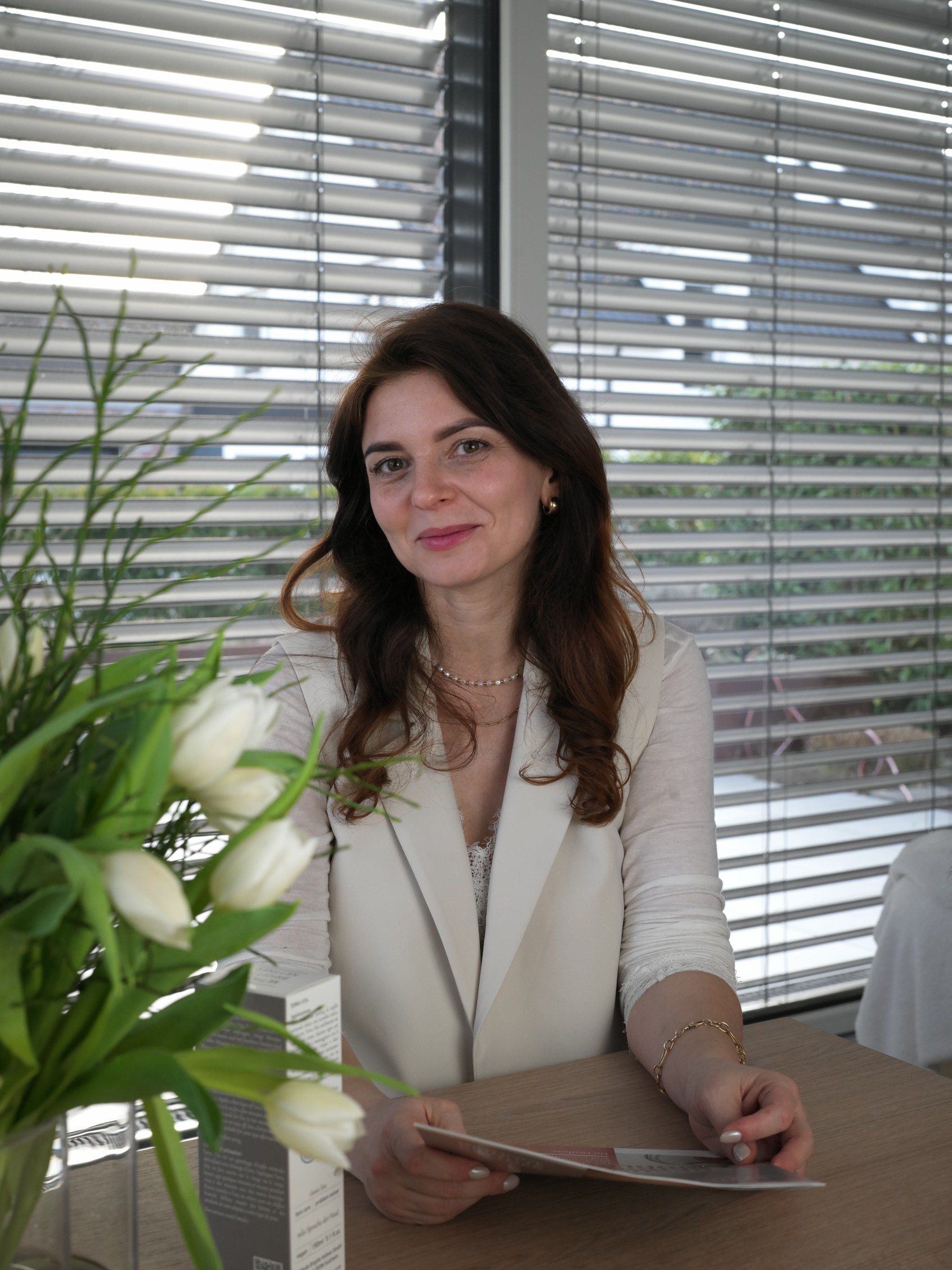 Alwina Woromsbecher, Inhaberin von MySilkSkin, im Beratungsbereich