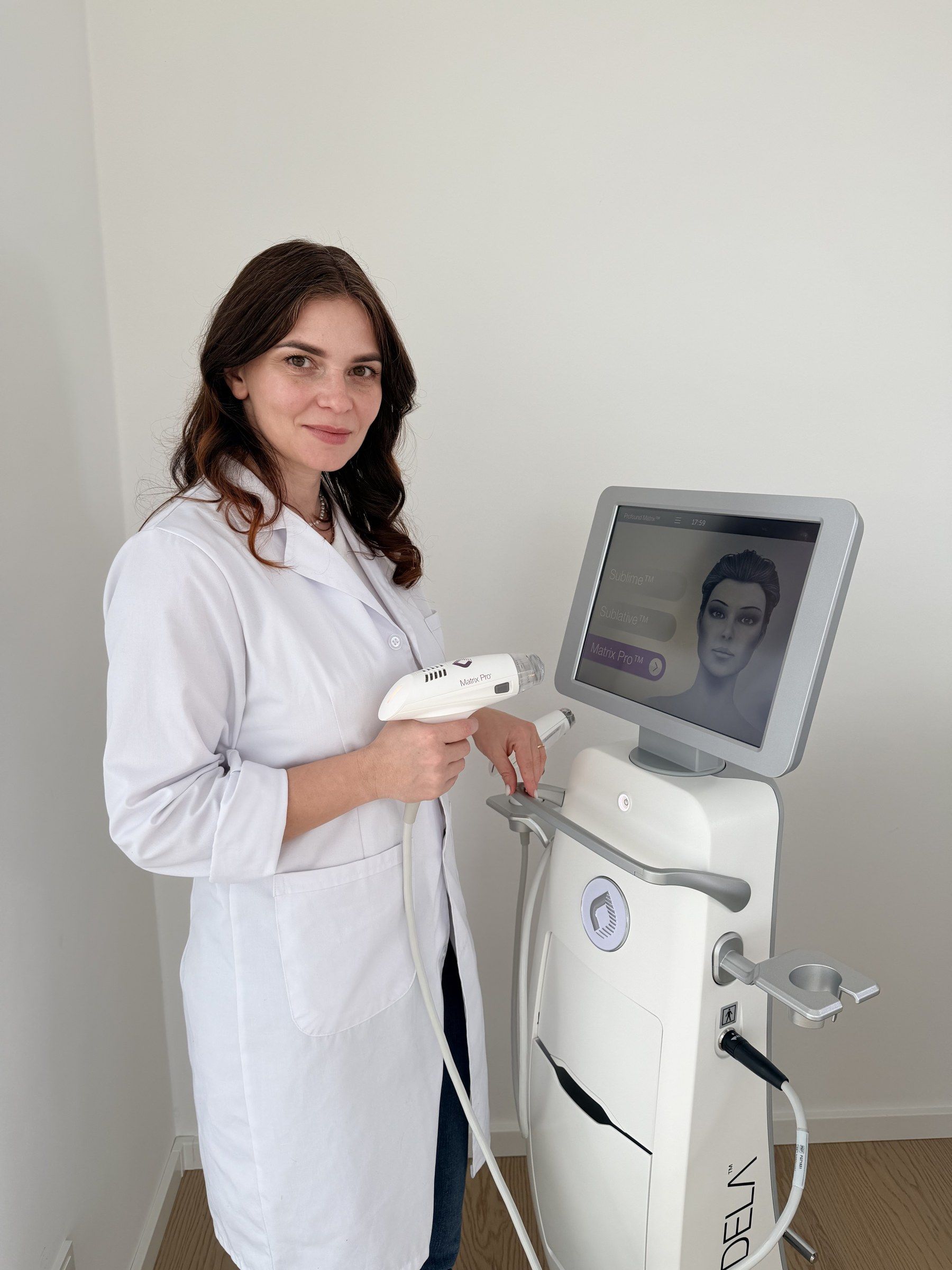 Behandlerin von MySilkSkin mit dem Matrix Pro Handstück für das RF-Microneedling bei Aknenarben.