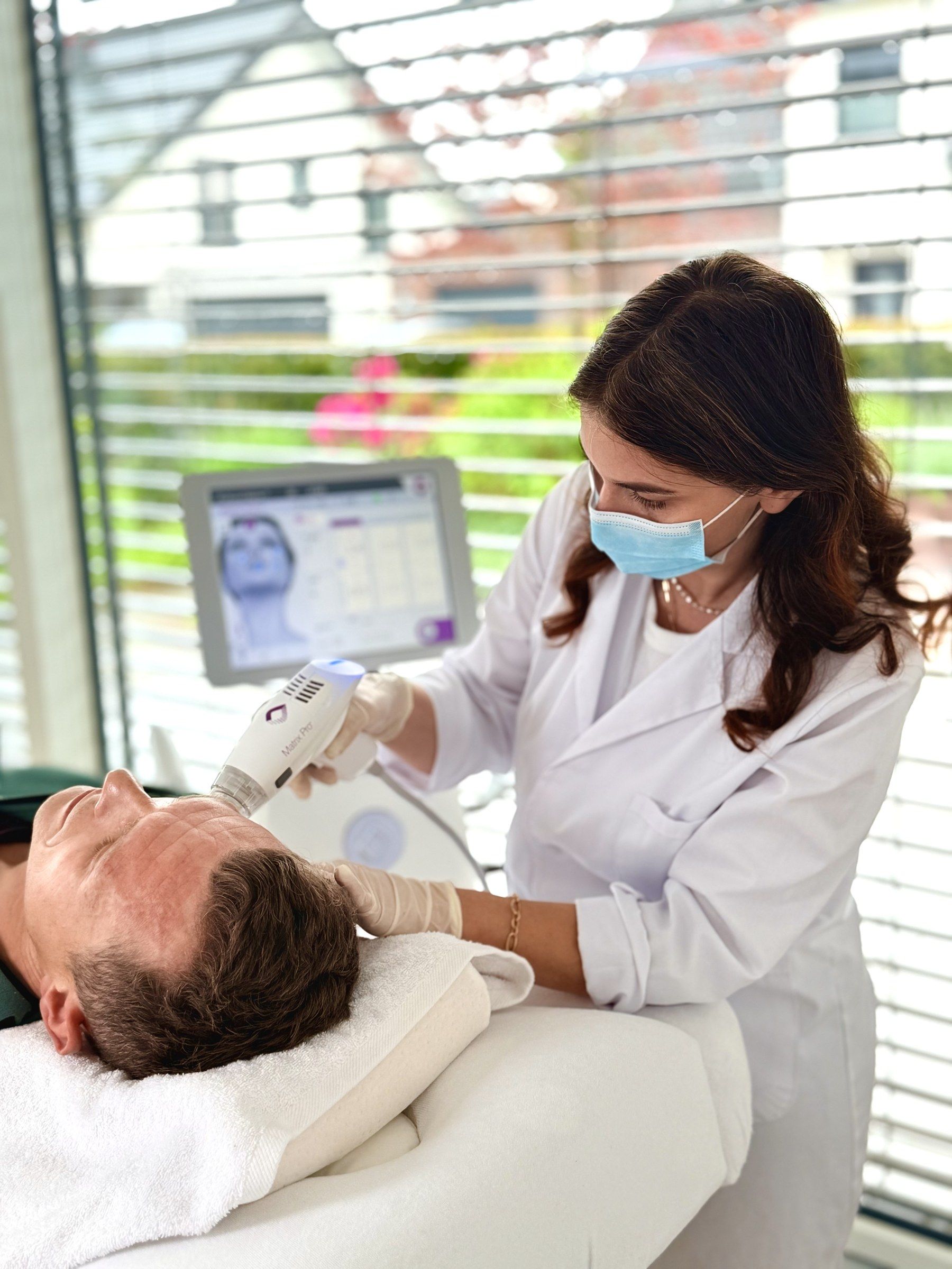 RF-Microneedling-Behandlung im Gesicht bei MySilkSkin in Rheda-Wiedenbrück.