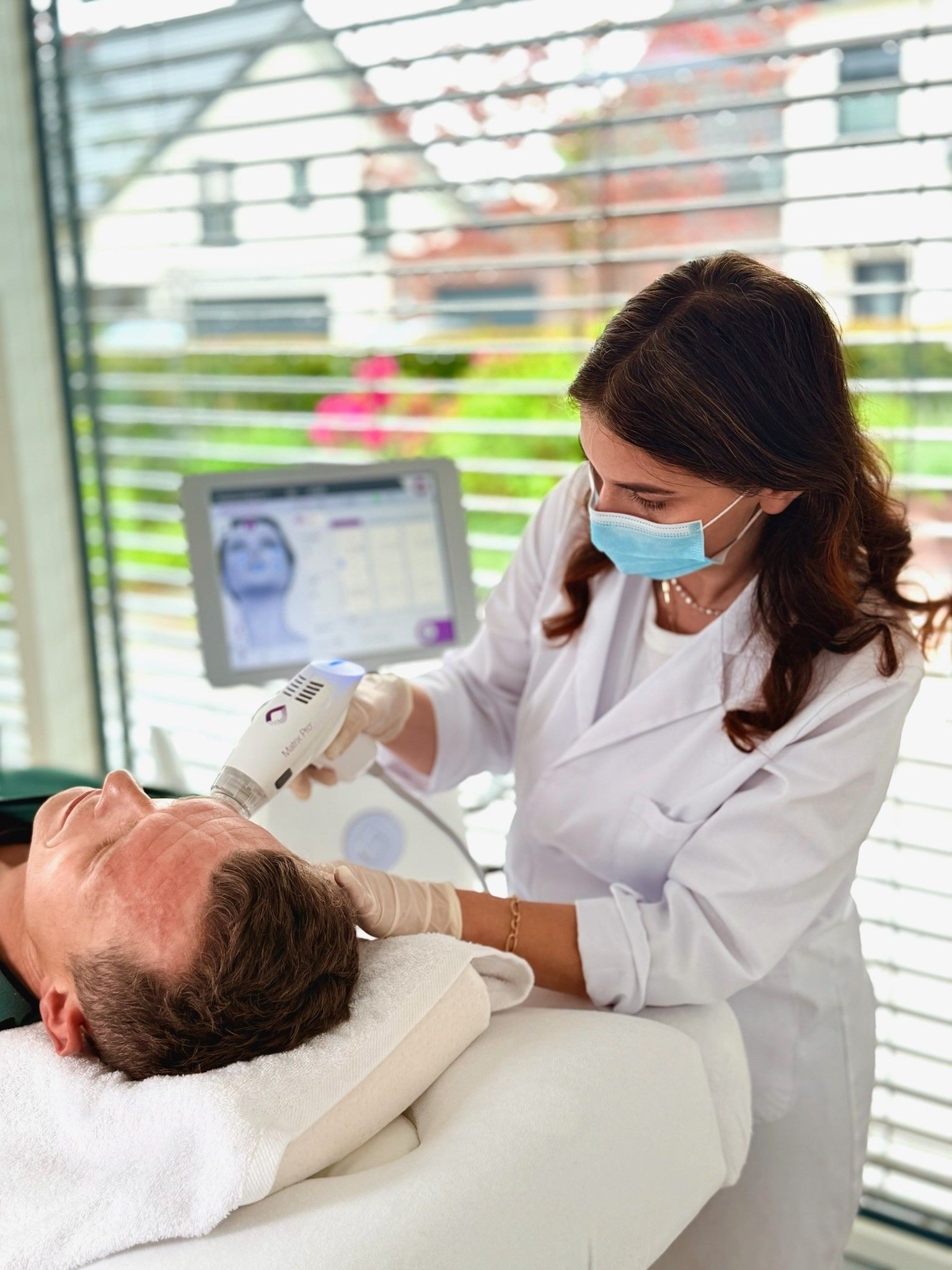 Hautstraffung mit dem Matrix Pro (Profound Matrix) an der Stirn durch eine Behandlerin von MySilkSkin.
