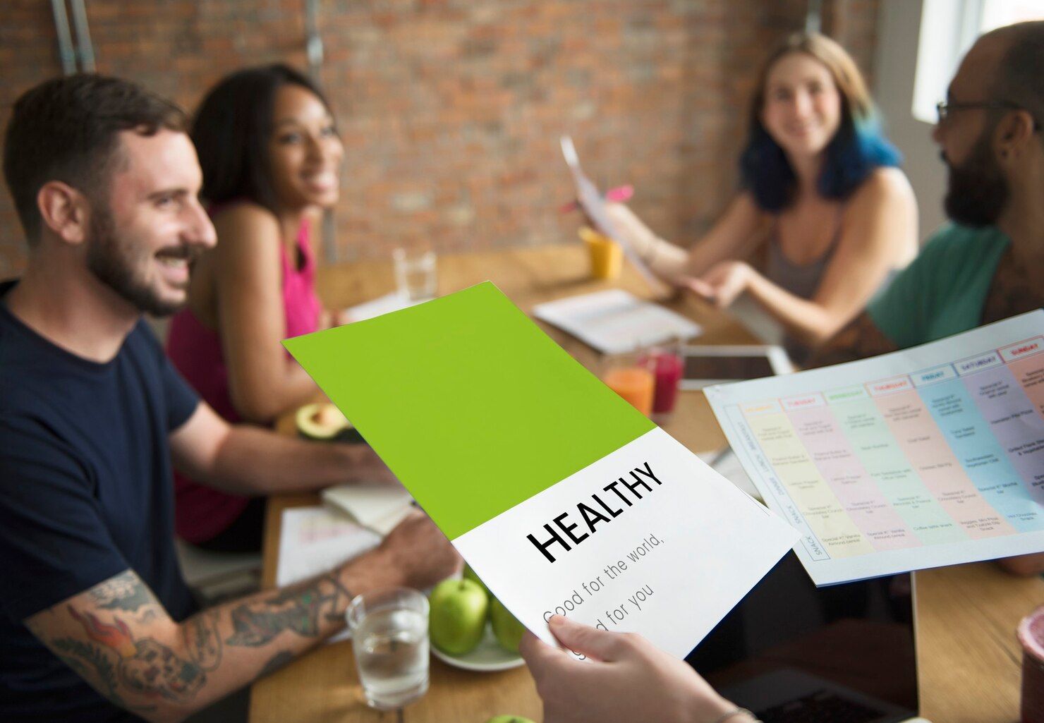 personas en una mesa viendo datos sobre su salud