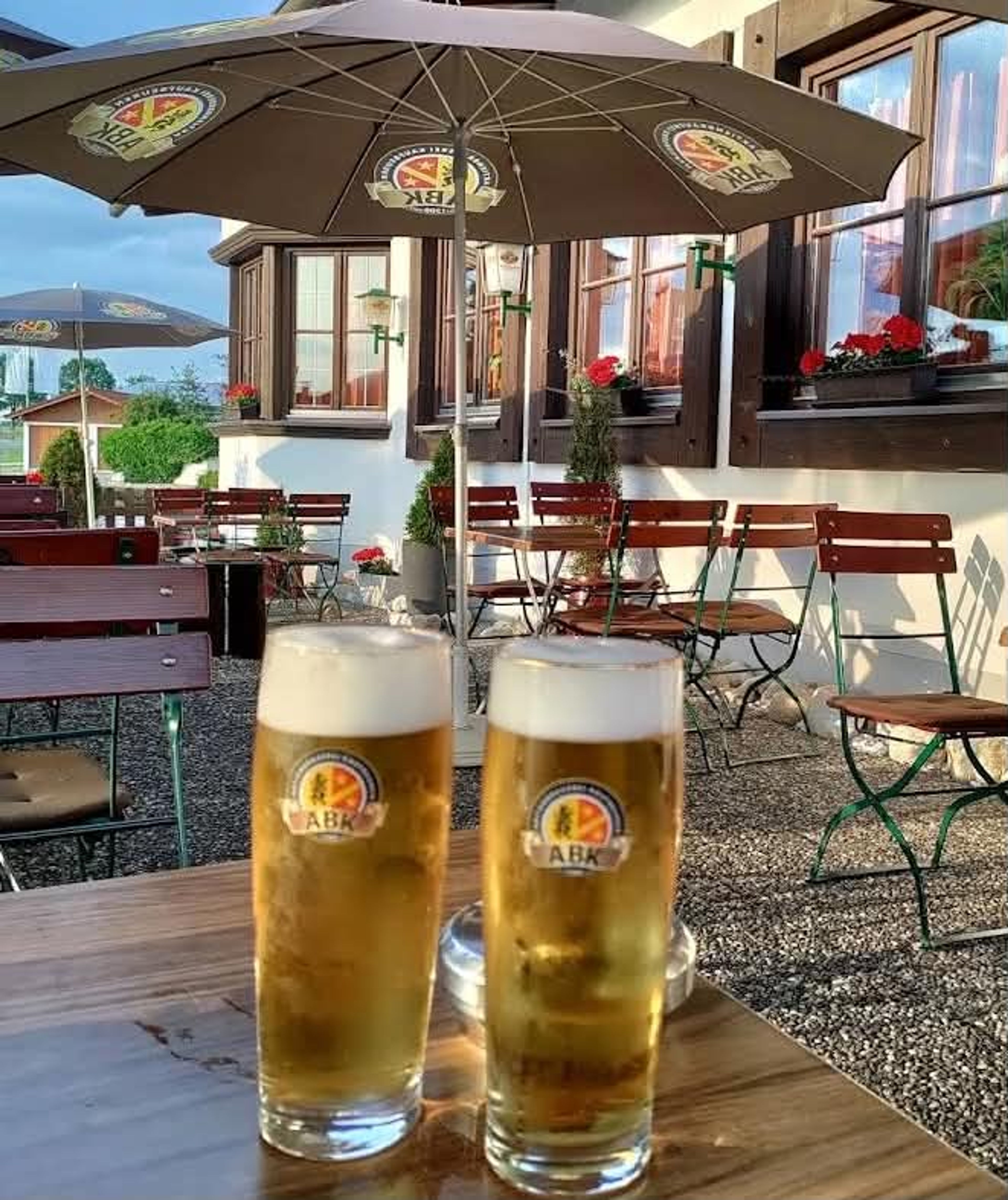 Zwei frisch gezapfte Biere auf einem Tisch auf der Terrasse