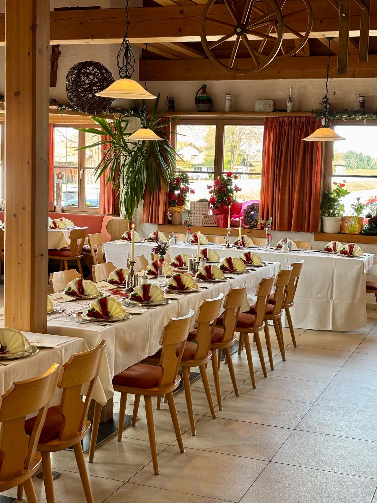 Lange, weiß eingedeckte Tafel mit gefalteten Servietten und Kerzenleuchtern