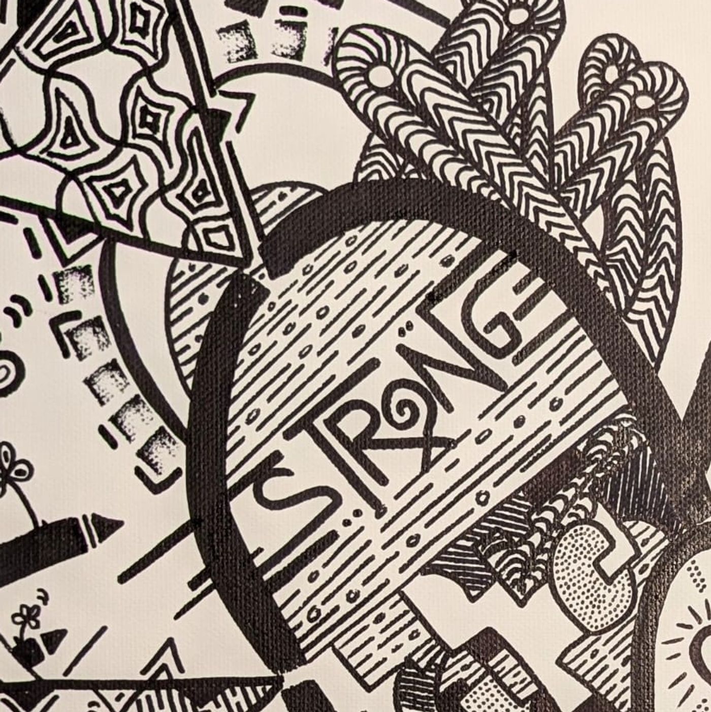 Toile 'Strong' — cœur avec le mot STRONG et motifs triangulaires — détail 1
