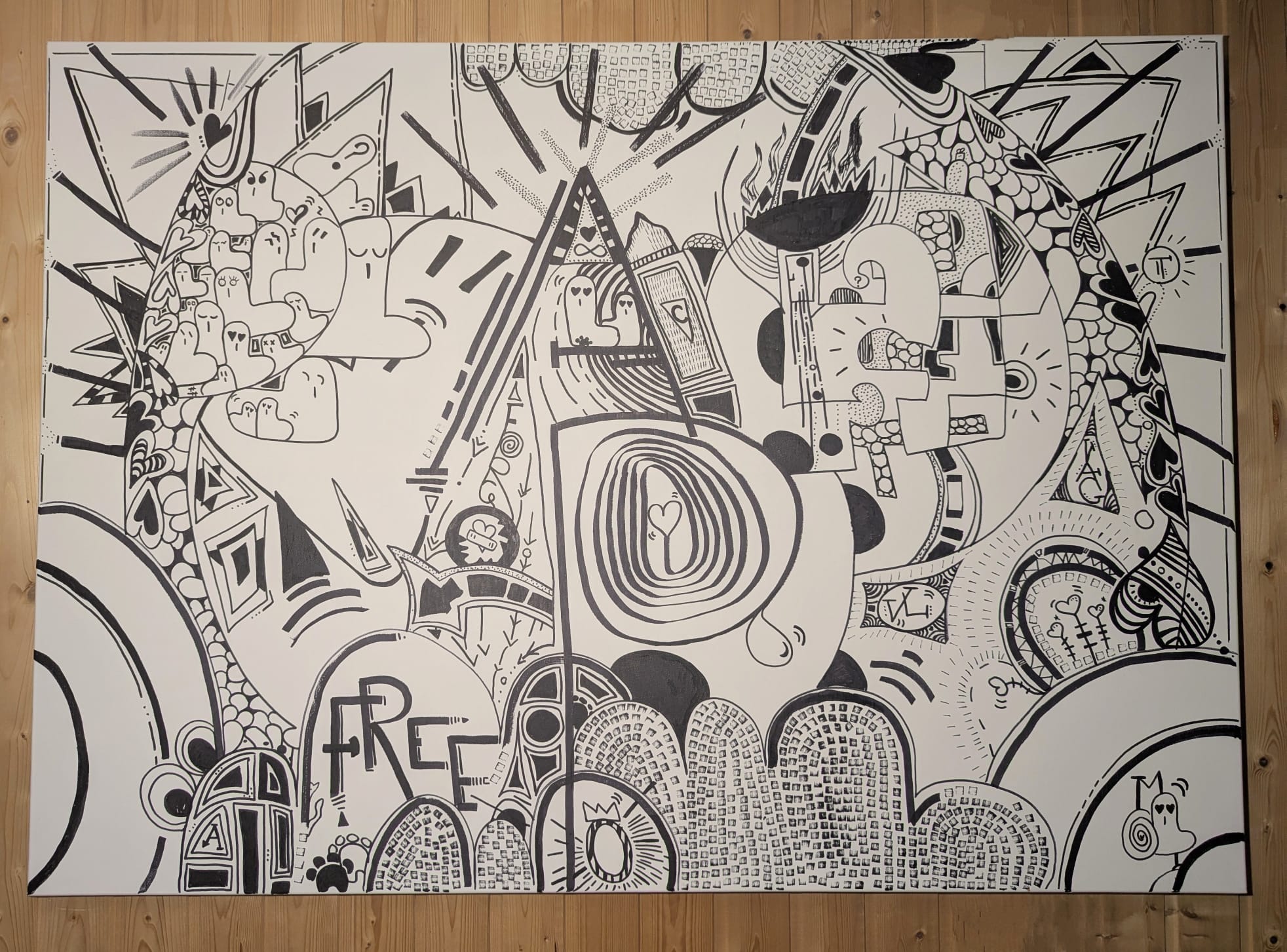 Toile avec triangle rayonnant, personnages fantomatiques et le mot FREE peint en bas