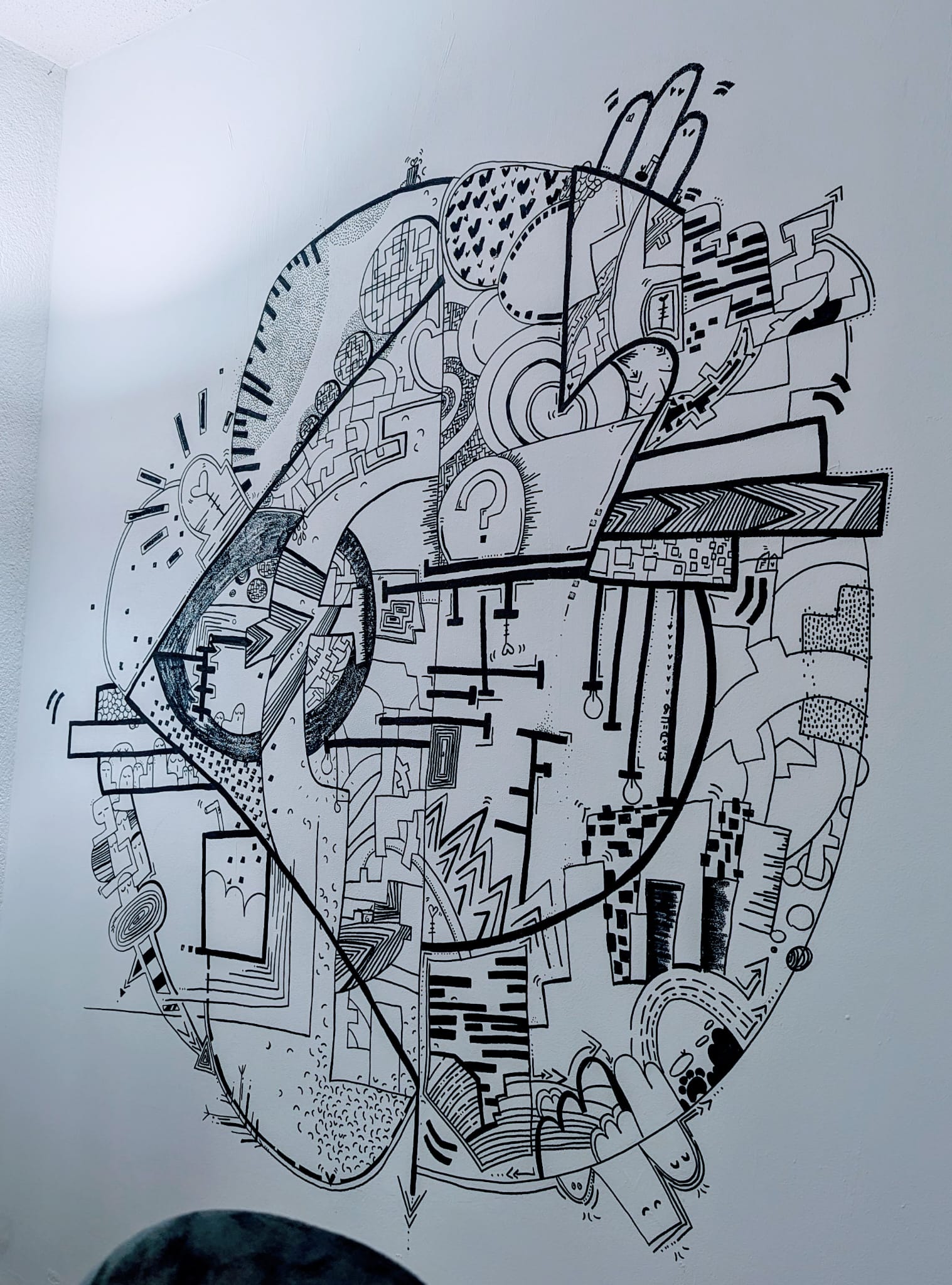 Fresque murale circulaire en forme de cœur avec un point d'interrogation caché