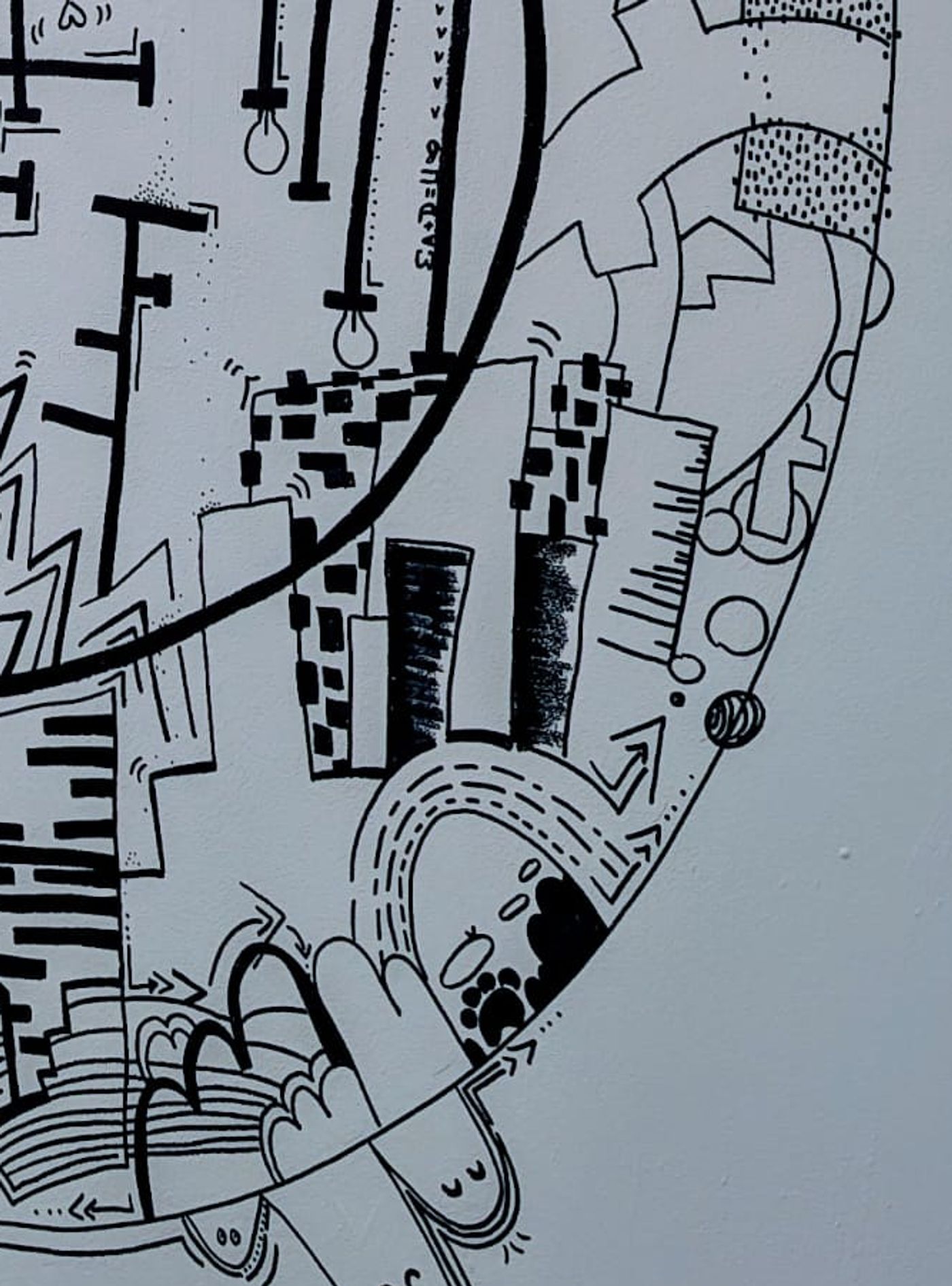 Fresque murale circulaire en forme de cœur avec un point d'interrogation caché — détail 4