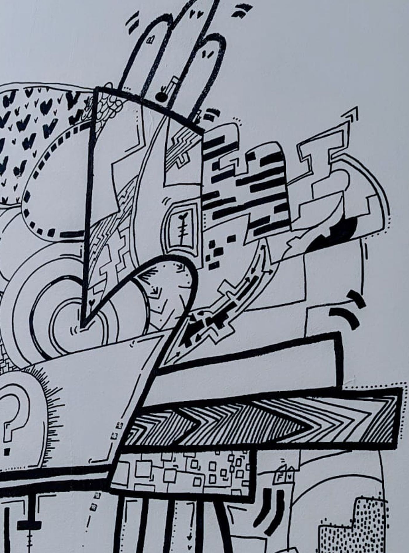 Fresque murale circulaire en forme de cœur avec un point d'interrogation caché — détail 2