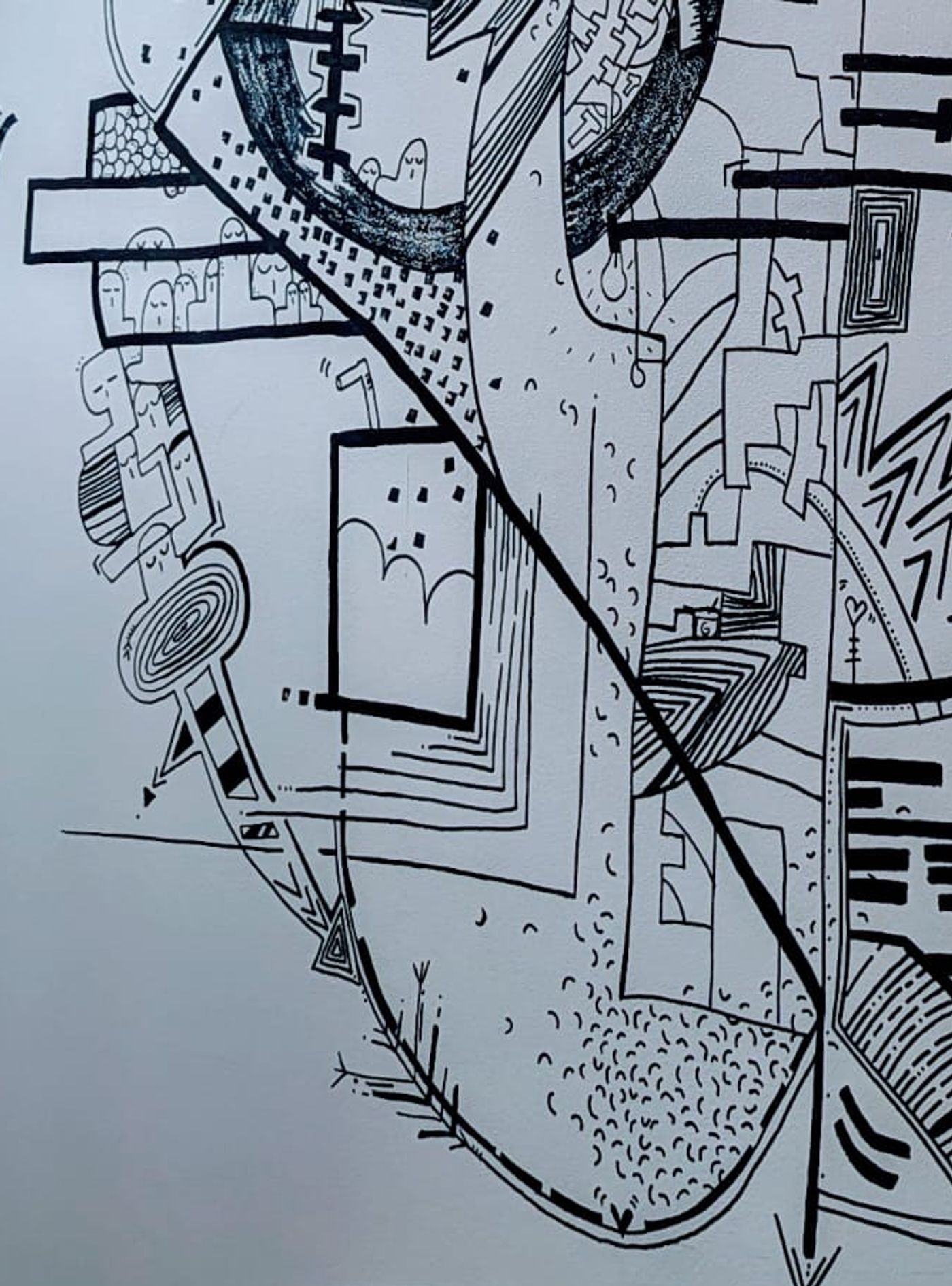 Fresque murale circulaire en forme de cœur avec un point d'interrogation caché — détail 3
