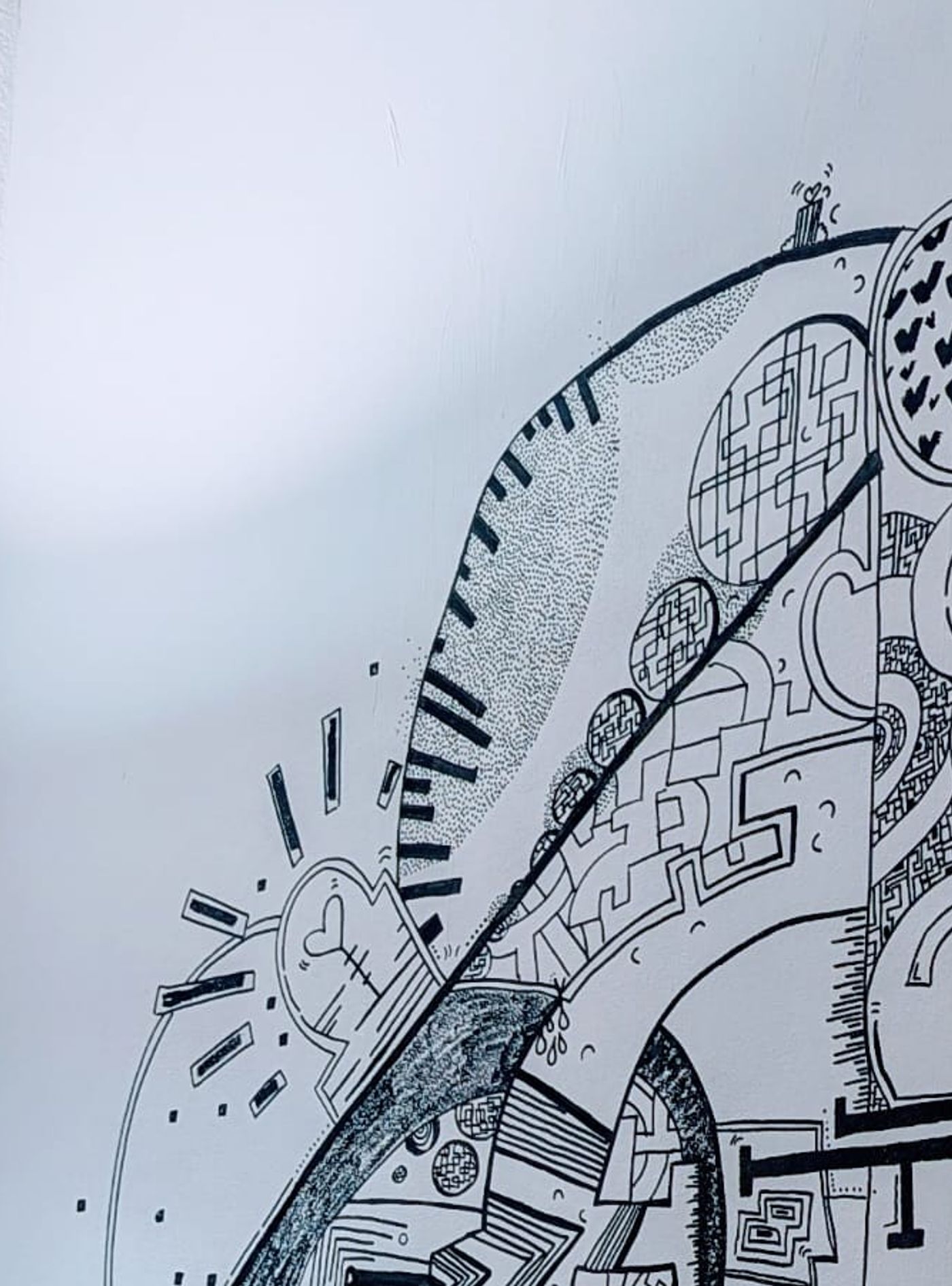 Fresque murale circulaire en forme de cœur avec un point d'interrogation caché — détail 1