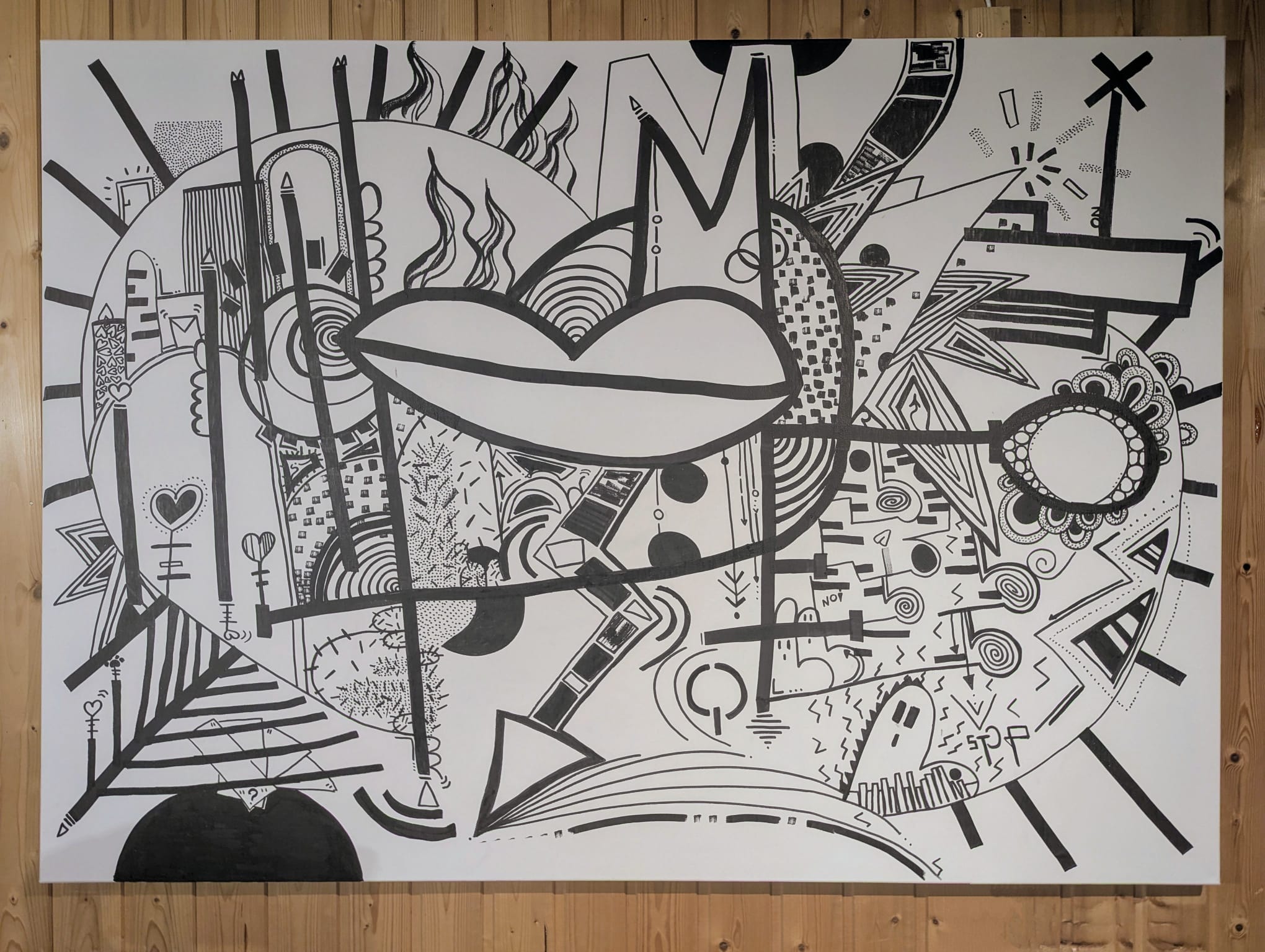 Grand cœur au trait, lèvres, couronne et bateau en marqueur noir sur toile