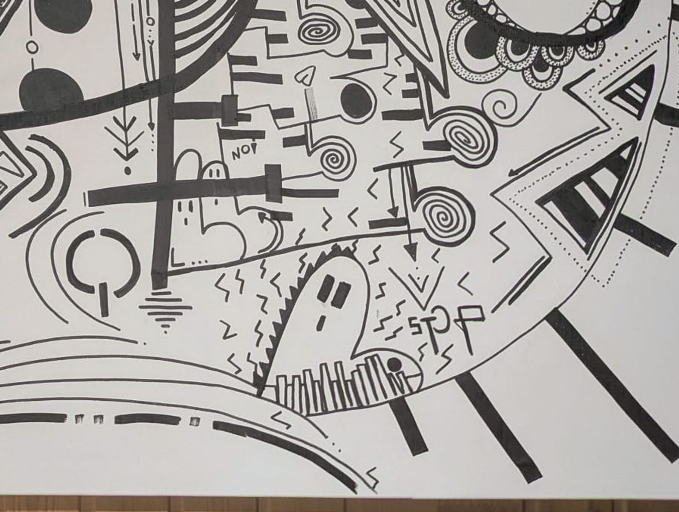 Grand cœur au trait, lèvres, couronne et bateau en marqueur noir sur toile — détail 4