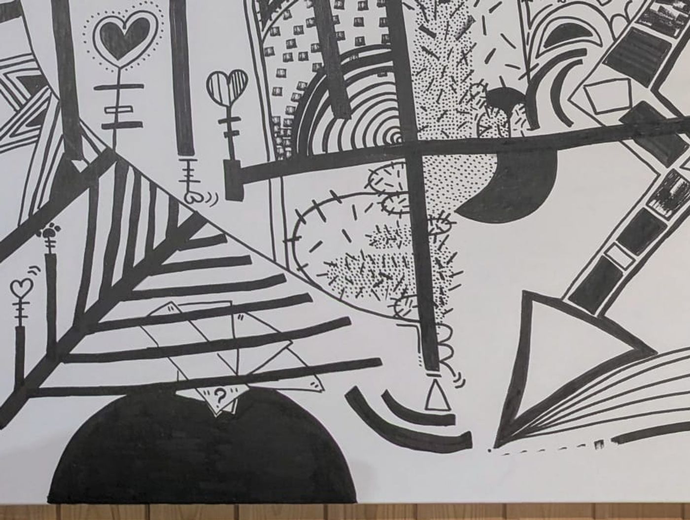 Grand cœur au trait, lèvres, couronne et bateau en marqueur noir sur toile — détail 3