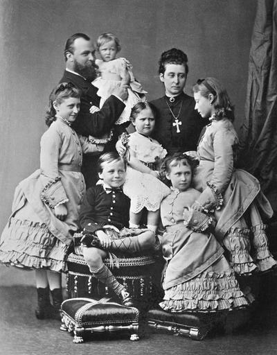 The Hessian grand ducal family in 1875