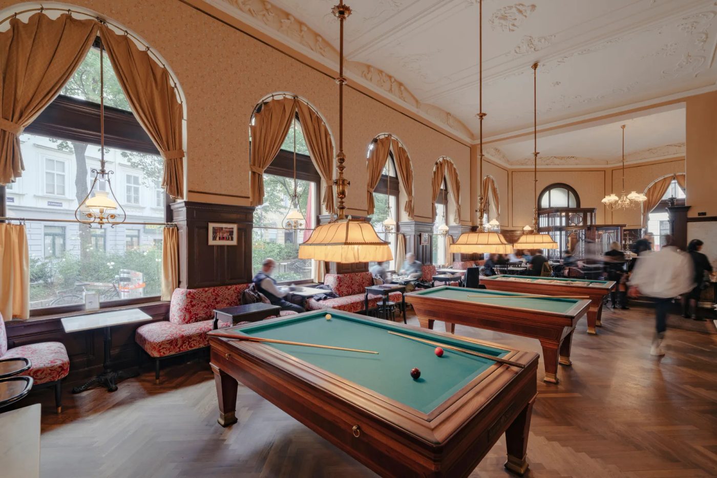 Billardtisch und klassisches Interieur im Café Sperl