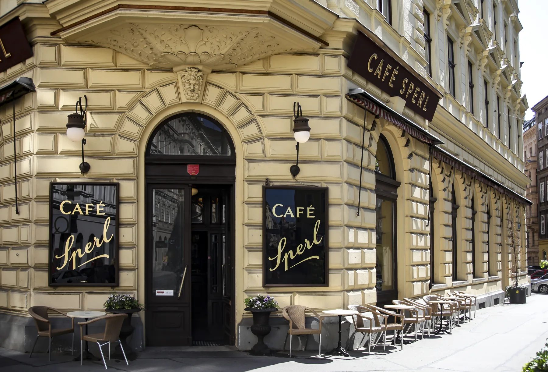 Eingang und Gastgarten des Café Sperl an der Gumpendorfer Straße