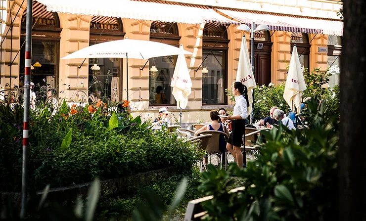 Der Gastgarten direkt vor dem Café Sperl