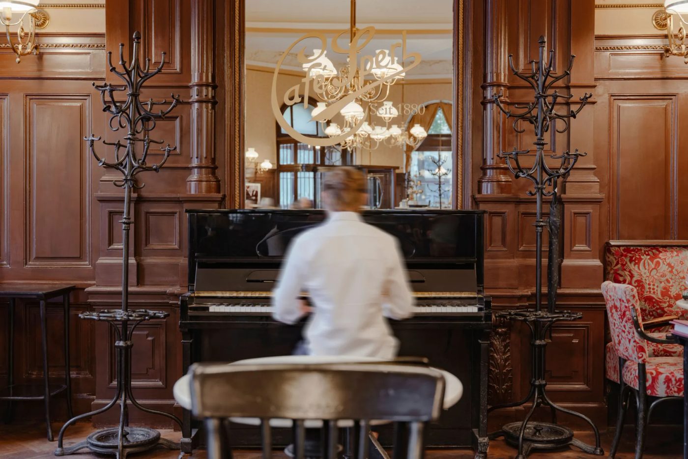 Pianist am Flügel im Café Sperl