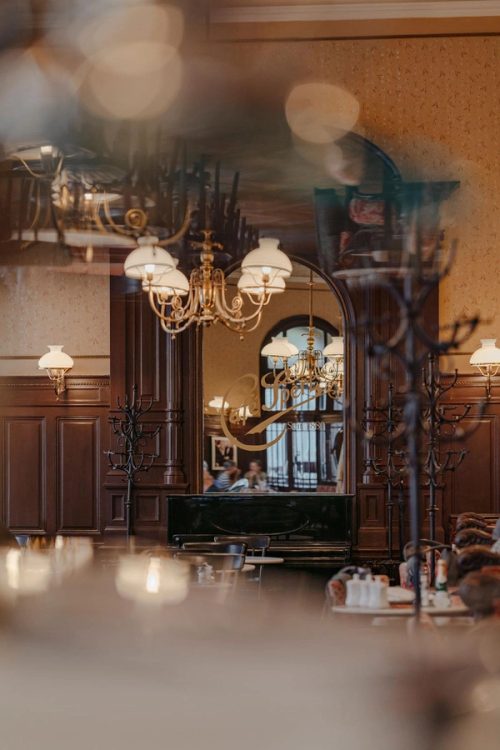 Messingluster vor dem großen Spiegel mit dem Sperl-Schriftzug, im Vordergrund weiche Lichter