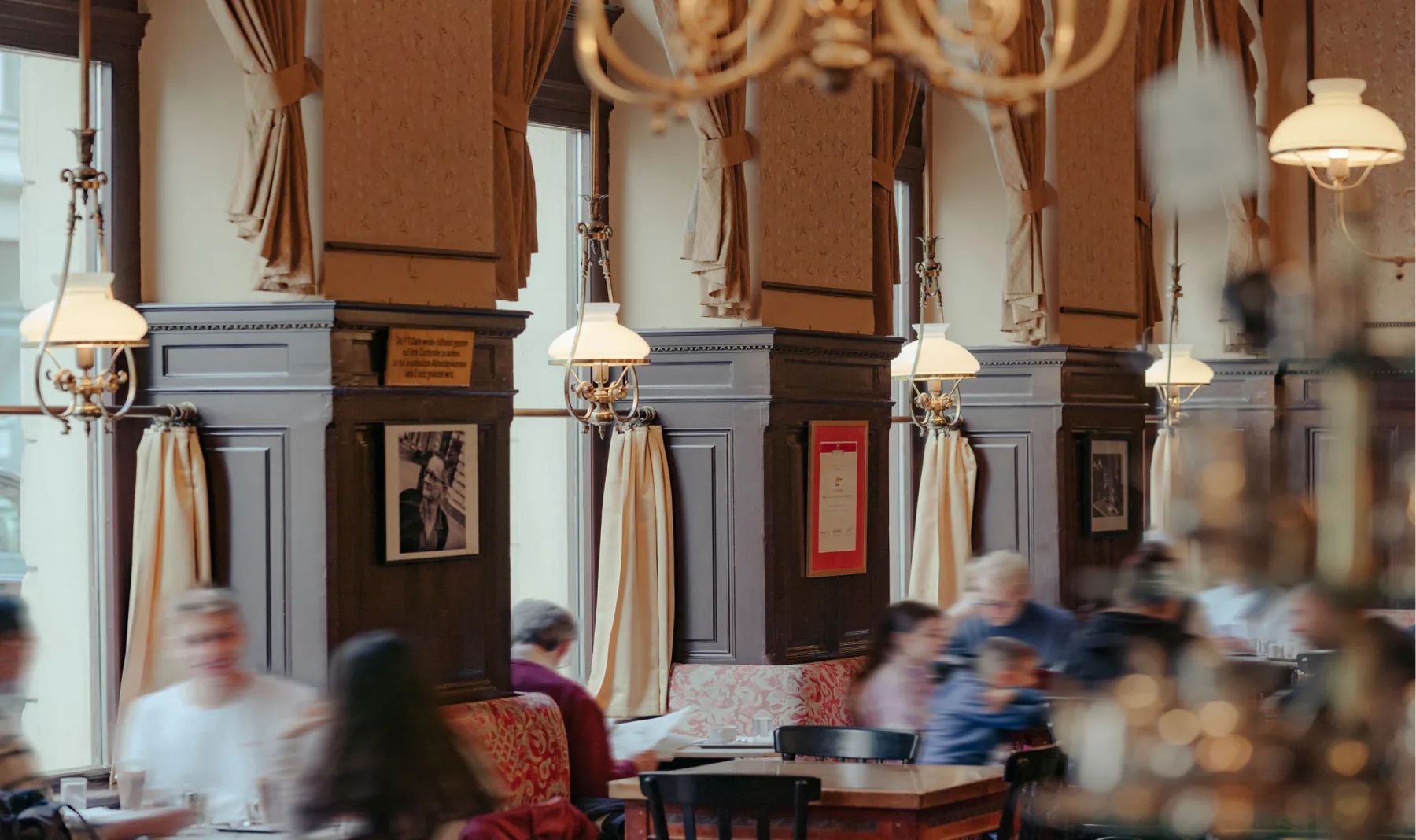 Gäste und Interieur im Café Sperl